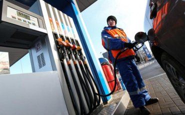 Водителей "порадовали": Цены на топливо снова вырастут