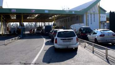В Закарпатье на границе с Венгрией очередям нет ни конца, ни края 
