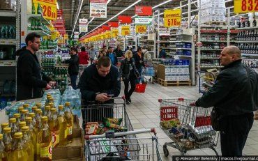 Как супермаркеты манипулируют нами и заставляют покупать больше товаров