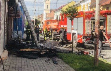 В центре Мукачево сгорел дотла магазин 