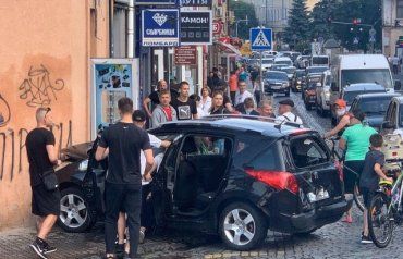 В Мукачево возле моста ДТП - Peugeot отбросило стену магазина 
