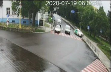 В Ужгороде возле переезда таксист известной фирмы спровоцировал ДТП 