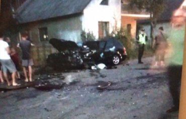 Полный кошмар на Закарпатье: В припаркованный автомобиль с 4 девушками врезался пьяный урод, есть пострадавшие