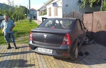 ДТП в Мукачево: Автомобиль разбился об забор жилого дома