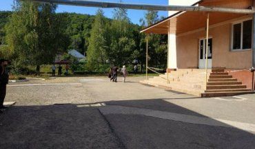 Паника и эвакуация: Возле Мукачево заминировали целую школу 