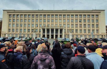 В Ужгороде работники "Краснодонцев" протестуют под стенами ОГА 