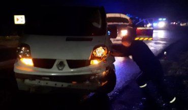 Тройное ДТП в Закарпатье: Один автомобиль перекрыл дорогу, остальных разбросало по сторонам (ФОТО)