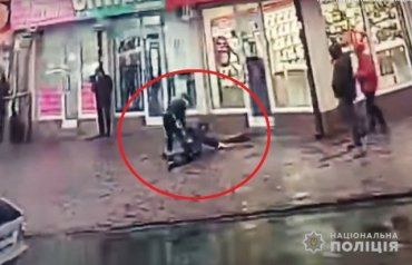 Дерзкое нападение в Ужгороде: 17-летний парень повалил прохожего на землю