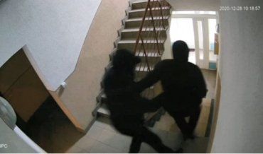 В Мукачево камеры сняли, как воры в полной экипировке ограбили квартиру 