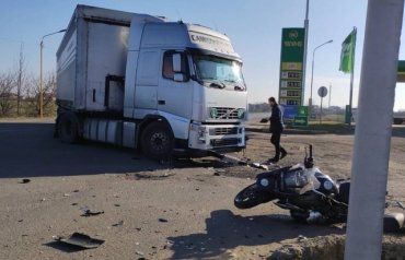 Возле Ужгорода фура одним ударом отправила мотоциклиста в больницу 