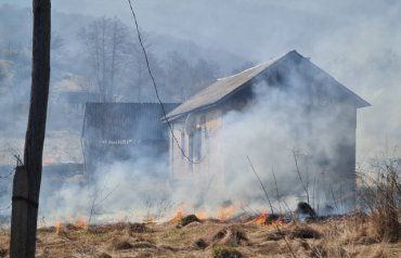 В Закарпатье пожар из-за одного болвана поставил под угрозу жизни людей