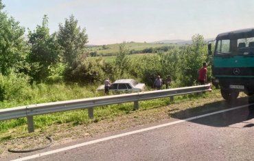 Возле Мукачево на трассе ДТП: Авто приземлилось далеко от главной дороги 