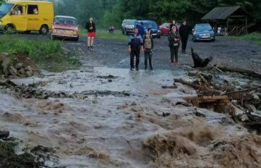 В Закарпатье дорогу буквально смыло дождём: Туристы были заблокированы