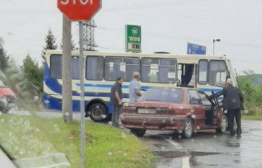 Рейсовый автобус попал в нехилое ДТП на выезде из Мукачево