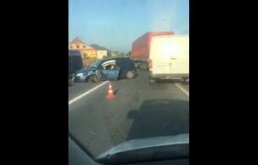 Возле Мукачево на трассе ДТП: У автомобиля оторвало колесо, дверь держится на соплях 
