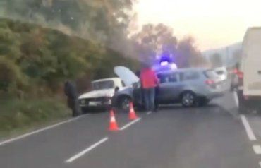 В Закарпатье столкновение двух автомобилей закончились не лучшим образом: На месте заметили бригаду медиков