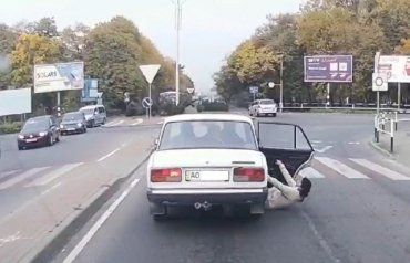 В Закарпатье пассажирка вывалилась из автомобиля просто на ходу