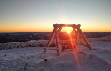 На вершине горы в Закарпатье зимняя феерия 