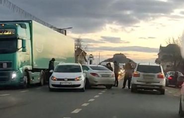 В Мукачево под вечер масштабная авария затруднила движение на улице 
