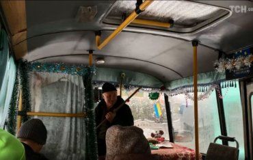 В Закарпатье водитель автобуса устраивает пассажирам настоящий перфоманс 