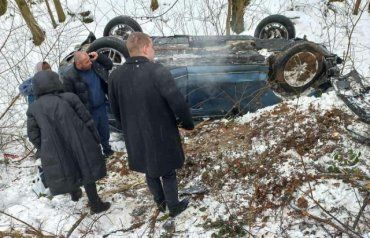 ДТП недалеко от Мукачево: Иномарка сделала "сальто" в воздухе с неудачным приземлением