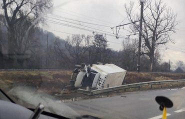 Грузовой автомобиль разбился в Закарпатье - соцсети 