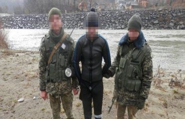 В Закарпатье парень, которому нет и 16, намеревался переплыть ледяную Тису вместе с масштабной контрабандой сигарет
