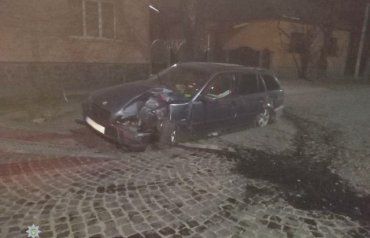 Машину заметили патрульные: В Закарпатье бедолага разбил машину об дерево