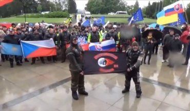 Столицу Словакии атаковал скандальный российский байк-клуб с флагами с провокационными флагами 