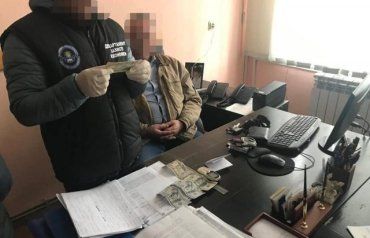 В Закарпатье работник ОГА требовал сотни долларов за свои "драгоценные" услуги 