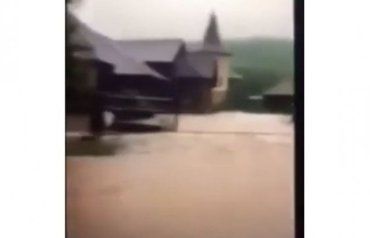 В Закарпатье из-за сильнейших дождей затопило туристический комплекс