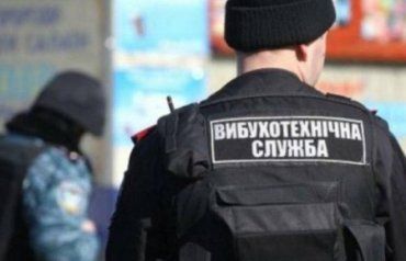 Спасатели с кинологами ищут бомбу повсюду в Ужгороде 