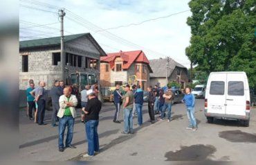 В Закарпатье обозленные люди устроили акцию протеста на дороге 