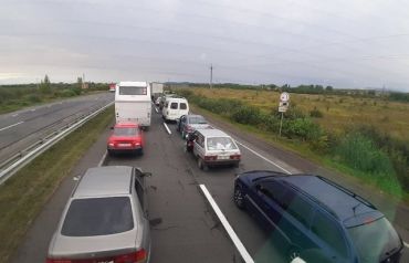 В Закарпатье на трассе "Киев-Чоп" водители застряли в большом заторе 