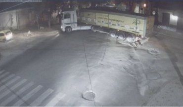 В Закарпатье камеры зафиксировали вандала, портящего люки на дороге 