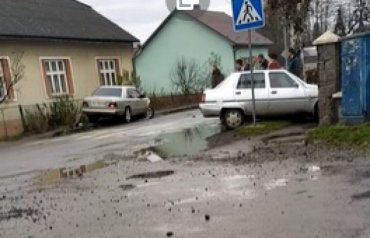 ДТП в Закарпатье: Одну из машин отбросило на забор частного дома 