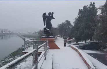 Почти все города в Закарпатье за ночь засыпал снег 
