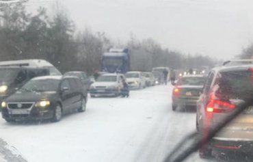 Большие пробки: Возле Ужгорода на трассе транспортный коллапс 
