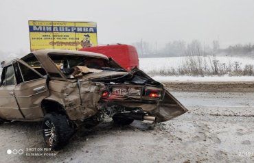 Серьёзное столкновение: В Закарпатье из-за снега произошло пятое ДТП 