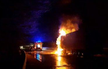 Жаркий вечер: В Закарпатье на трассе огонь охватил грузовик 