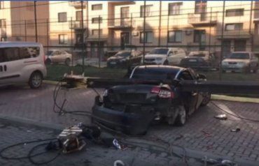 В сети появилось новое видео, где видно как строительный кран разгромил автомобили на парковке в Ужгороде 