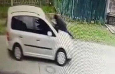 В Мукачево полицейских попал под колёса автомобиля преступника