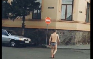 Вот те на: По улицам Мукачево, не смотря на карантин, гулял голый мужчина
