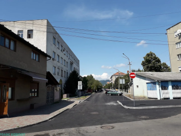 В Мукачево снесли стену, которая десятилетиями перекрывала улицу 