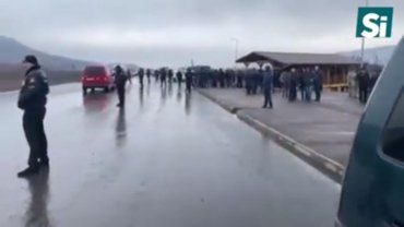 В Закарпатье на "Красном поле" огромная толпа людей ожидает приезд Порошенко с баннерами и флагами
