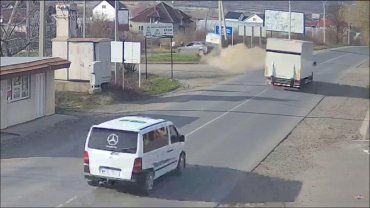 В Закарпатье иномарка на бешеной скорости снесла дорожный знак