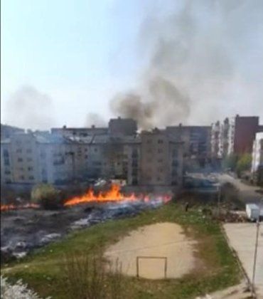 В Закарпатье неизвестные возле многоэтажек сжигают сухостой
