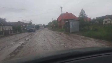 В Закарпатье дождь смыл огромный участок дороги