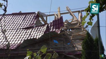 В Закарпатье сильнейший ветер буквально оставил полсотни людей без крыши над головой 