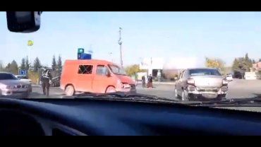 В Закарпатье на трассе "Киев-Чоп" иномарка протаранила микроавтобус 